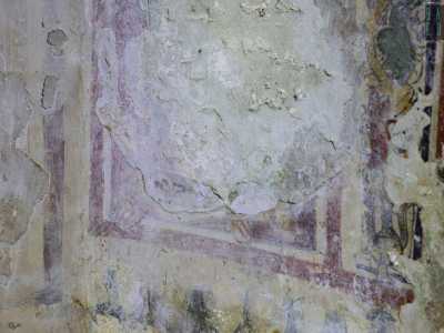 ...e, pur coperti dalla polvere del tempo, scorgiamo anche i brillanti colori di antichi affreschi realizzati in pi� fasi tra il XII e il XVII secolo, a testimonianza della continuit� di culto nel luogo